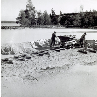 Ivö Kalk o Kaolinbrottet Ivö klack Lastning Kaolinlera 1920