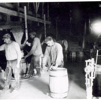 Fabrik Bruket Cementfabriken Fyllning Av Cementtunnor Henning Dahl längst in 1908