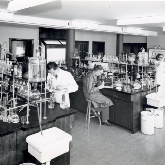 Fabrik Iföverken Interiör från Kemiska Laboratoriet Tadic Szepanski, Erik Niklasson, Greta Karlsson 1950