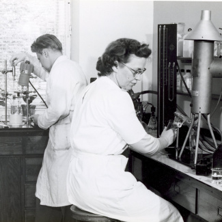 Fabrik Iföverken Interiör från Kemiska Laboratoriet Greta Karlsson 1950