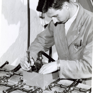 Fabrik Iföverken Sanitetsgodsfabriken Arne Nilsson kontrollerar Armatur 1950