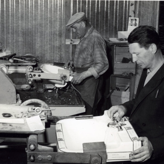 Fabrik Iföverken Sanitetsgodsfabriken  Armturmontering TV Folke Jönsson höger1950