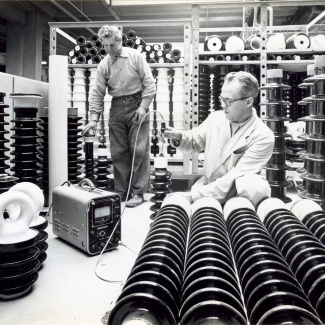 Fabrik Iföverken Isolatorfabriken Provning Roland Wallin, höger 1960