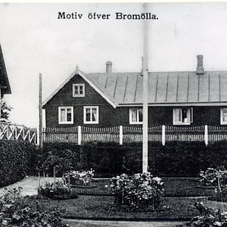 Bromölla Storgatan Ola Olssons Hus där nuvarande Mosaikhuset finns. Landsfriskalhuset till vänster. 1940