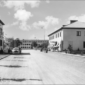 Bromölla Ivögatan Ifö Hotell höger, Ifö Kontor vänster 1940