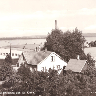 Bromölla Kv Gästgivaren, Storgatan, Iföverkens utv. avd. vänster. Tunnbinderiet höger. Rakt upp Ivösjön o Ivö Klack. På sjön Båten Elsa med en pråm. Mitten 1950