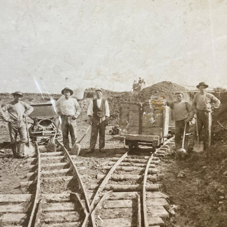 Ivö Kalkbrytning Ivö klack Per-Olof Nilsson till vänster ca 1915